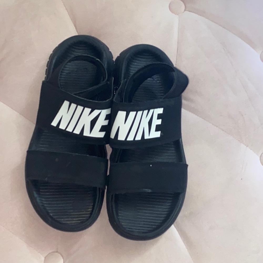 Nike sandals size 7